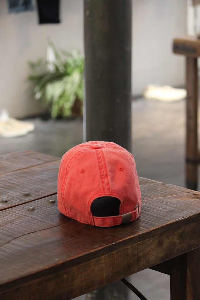 Gorra básica lavada color rojo desgastado 100% algodón. Perfecto para un outfit casual en ciudad o una tarde de pesca en el atlántico. Disponible en varios colores.