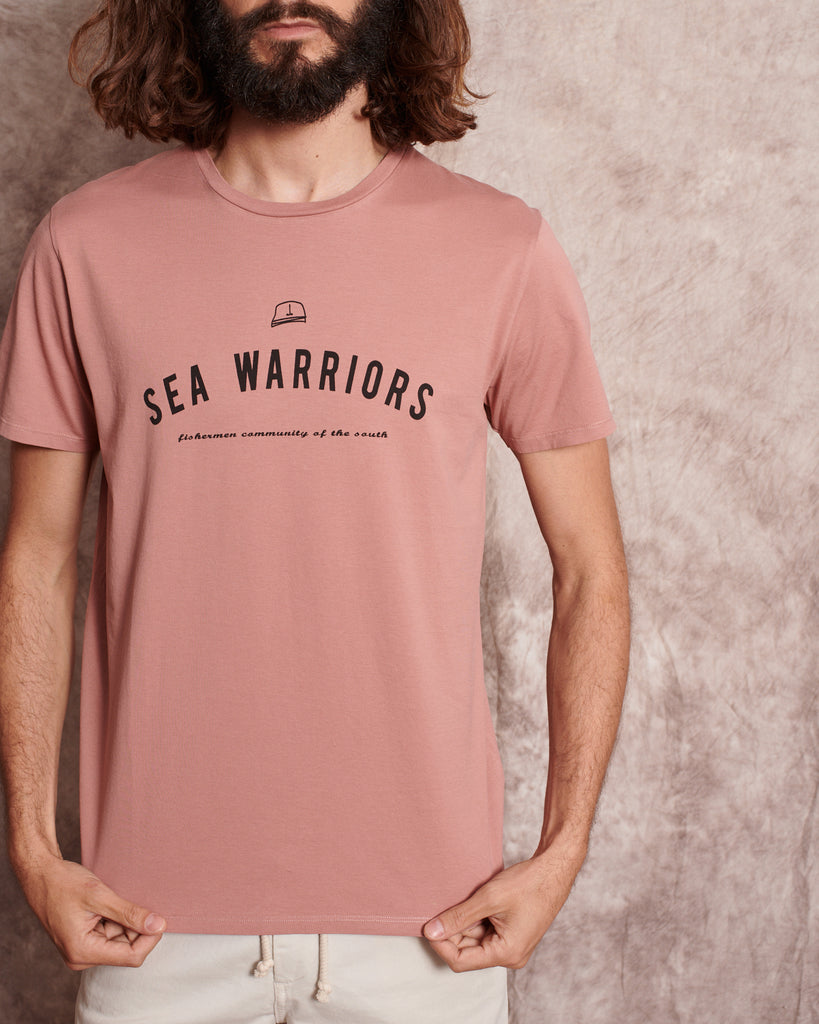 Nuestra camiseta insignia de corte unisex; SEA WARRIORS.   100 % Algodón extra suave de 2 cabos y 80gr Ribete en el cuello Cuello redondo Lavar a maquina y acabado fade out Made in Portugal