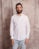 Camisa de lino 100% blanca con cuello mao y tapeta de 2cm, dándole importancia a los pequeños detalles.   Camisa hecha en España 100% algodon ecológico Patron relajado by Sam Newman Cuello mao Manga con abertura y botones