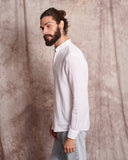 Camisa de lino 100% blanca con cuello mao y tapeta de 2cm, dándole importancia a los pequeños detalles.   Camisa hecha en España 100% algodon ecológico Patron relajado by Sam Newman Cuello mao Manga con abertura y botones