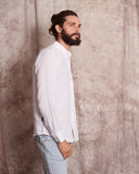 Camisa de lino 100% blanca con cuello mao y tapeta de 2cm, dándole importancia a los pequeños detalles.   Camisa hecha en España 100% algodon ecológico Patron relajado by Sam Newman Cuello mao Manga con abertura y botones