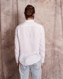 Camisa de lino 100% blanca con cuello mao y tapeta de 2cm, dándole importancia a los pequeños detalles.   Camisa hecha en España 100% algodon ecológico Patron relajado by Sam Newman Cuello mao Manga con abertura y botones