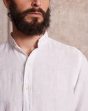 Camisa de lino 100% blanca con cuello mao y tapeta de 2cm, dándole importancia a los pequeños detalles.   Camisa hecha en España 100% algodon ecológico Patron relajado by Sam Newman Cuello mao Manga con abertura y botones
