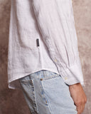 Camisa de lino 100% blanca con cuello mao y tapeta de 2cm, dándole importancia a los pequeños detalles.   Camisa hecha en España 100% algodon ecológico Patron relajado by Sam Newman Cuello mao Manga con abertura y botones