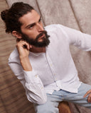 Camisa de lino 100% blanca con cuello mao y tapeta de 2cm, dándole importancia a los pequeños detalles.   Camisa hecha en España 100% algodon ecológico Patron relajado by Sam Newman Cuello mao Manga con abertura y botones