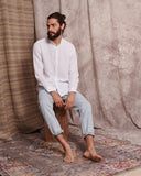 Camisa de lino 100% blanca con cuello mao y tapeta de 2cm, dándole importancia a los pequeños detalles.   Camisa hecha en España 100% algodon ecológico Patron relajado by Sam Newman Cuello mao Manga con abertura y botones