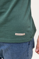 BOTTLE GREEN MONSIEUR LEVEL T-SHIRT
