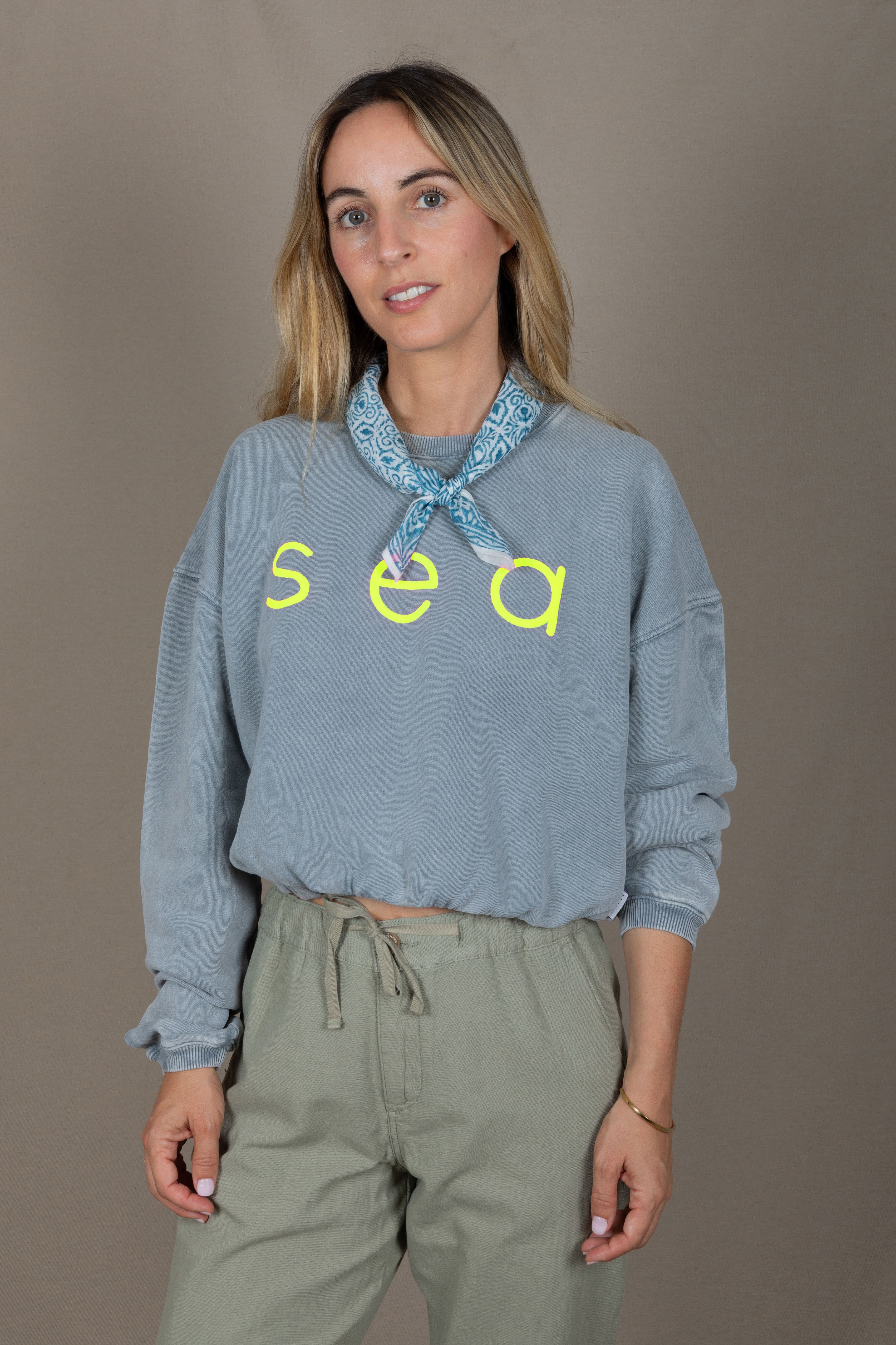 LIGHT GREY/YELLOW SEA FEM SWEATSHIRT