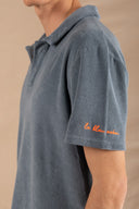 DEEP BLUE LE BLEU OCÉAN TOWEL POLO