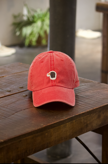 Gorra básica lavada color rojo desgastado 100% algodón. Perfecto para un outfit casual en ciudad o una tarde de pesca en el atlántico. Disponible en varios colores.