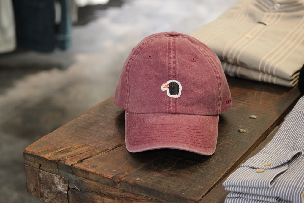 Gorra básica lavada color burgundy 100% algodón. Perfecto para un outfit casual en ciudad o una tarde de pesca en el atlántico. Disponible en varios colores.