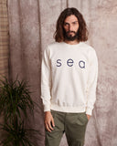 Sudadera de algodón 100% orgánico de corte unisex y cuello redondo.  SEA print original de SAM.   Diseñada en España Confeccionada en Portugal con algodón 100% orgánico Tinte ecológico Cuello, puños y bajos en ribete elástico Disponible en más colores.   Diego mide 188cm y lleva una talla L
