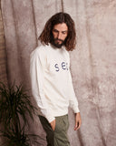 Sudadera de algodón 100% orgánico de corte unisex y cuello redondo.  SEA print original de SAM.   Diseñada en España Confeccionada en Portugal con algodón 100% orgánico Tinte ecológico Cuello, puños y bajos en ribete elástico Disponible en más colores.   Diego mide 188cm y lleva una talla L