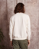 Sudadera de algodón 100% orgánico de corte unisex y cuello redondo.  SEA print original de SAM.   Diseñada en España Confeccionada en Portugal con algodón 100% orgánico Tinte ecológico Cuello, puños y bajos en ribete elástico Disponible en más colores.   Diego mide 188cm y lleva una talla L