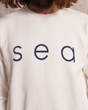 Sudadera de algodón 100% orgánico de corte unisex y cuello redondo.  SEA print original de SAM.   Diseñada en España Confeccionada en Portugal con algodón 100% orgánico Tinte ecológico Cuello, puños y bajos en ribete elástico Disponible en más colores.   Diego mide 188cm y lleva una talla L