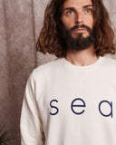 Sudadera de algodón 100% orgánico de corte unisex y cuello redondo.  SEA print original de SAM.   Diseñada en España Confeccionada en Portugal con algodón 100% orgánico Tinte ecológico Cuello, puños y bajos en ribete elástico Disponible en más colores.   Diego mide 188cm y lleva una talla L