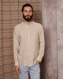 Camisa de lino 100% beige con cuello mao y tapeta de 2cm, dándole importancia a los pequeños detalles.   Camisa hecha en España 100% algodon ecológico Patron relajado by Sam Newman Cuello mao Manga con abertura y botones