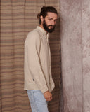 Camisa de lino 100% beige con cuello mao y tapeta de 2cm, dándole importancia a los pequeños detalles.   Camisa hecha en España 100% algodon ecológico Patron relajado by Sam Newman Cuello mao Manga con abertura y botones