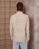 Camisa de lino 100% beige con cuello mao y tapeta de 2cm, dándole importancia a los pequeños detalles.   Camisa hecha en España 100% algodon ecológico Patron relajado by Sam Newman Cuello mao Manga con abertura y botones