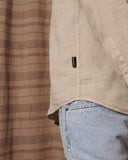 Camisa de lino 100% beige con cuello mao y tapeta de 2cm, dándole importancia a los pequeños detalles.   Camisa hecha en España 100% algodon ecológico Patron relajado by Sam Newman Cuello mao Manga con abertura y botones