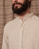 Camisa de lino 100% beige con cuello mao y tapeta de 2cm, dándole importancia a los pequeños detalles.   Camisa hecha en España 100% algodon ecológico Patron relajado by Sam Newman Cuello mao Manga con abertura y botones
