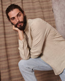 Camisa de lino 100% beige con cuello mao y tapeta de 2cm, dándole importancia a los pequeños detalles.   Camisa hecha en España 100% algodon ecológico Patron relajado by Sam Newman Cuello mao Manga con abertura y botones