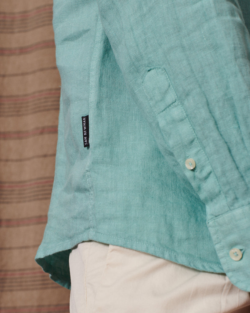 Camisa de lino 100% verde con cuello mao y tapeta de 2cm, dándole importancia a los pequeños detalles.   Camisa hecha en España 100% algodon ecológico Patron relajado by Sam Newman Cuello mao Manga con abertura y botones