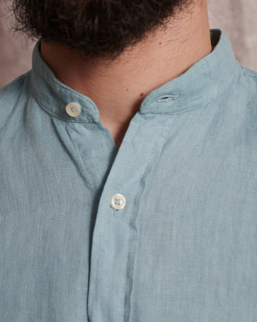 Camisa de lino 100% azul oscuro con cuello mao y tapeta de 2cm, dándole importancia a los pequeños detalles.   Camisa hecha en España 100% algodon ecológico Patron relajado by Sam Newman Cuello mao Manga con abertura y botones