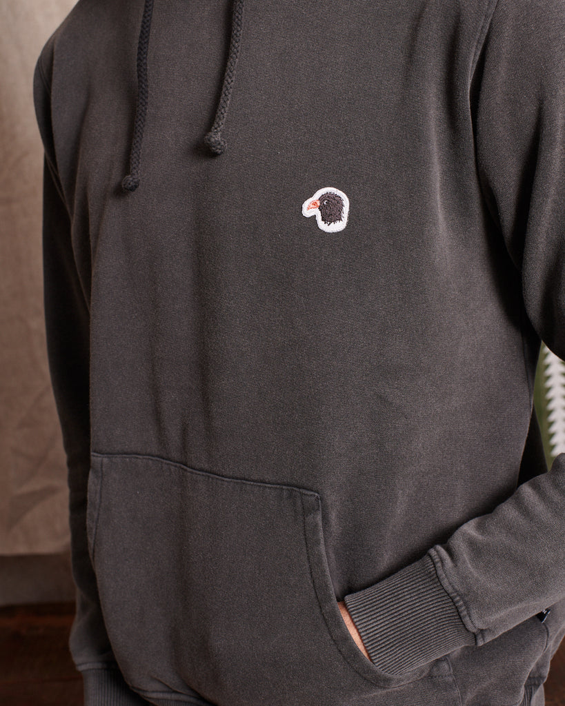 Sudadera de corte unisex con capucha reforzada y bolsillo de canguro.   Detalle de ojales en la capucha con cordón marinero y nuestro cuervo insignia en el pecho.   Diseñada en España Confeccionada en Portugal con algodón 100% orgánico Tinte ecológico Puños y bajos en ribete elástico Disponible en más colores.   Diego mide 188cm y lleva una talla L
