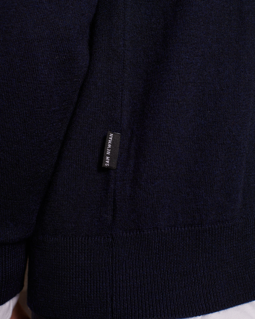 Jersey de patrón atemporal con lana merina en azul marino.  Punto con tacto soft. Confeccionado en lana merina 100% Corte Regular Fit Cuello redondo Manga larga Hecho en España