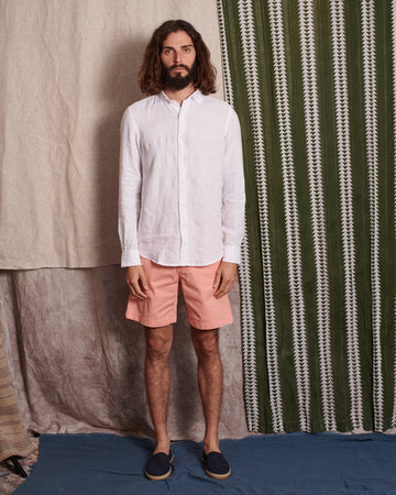 Bermudas cortas color mandarina con cierre de cremallera, botón y cordón marinero.  Confeccionados con un toque de elastano para ganar elasticidad y comodidad.  Diseñado y producido en España Tintado ecológico Patrón relajado by Sam Newman Confeccionado en algodón y pequeño porcentaje de elastano Bolsillos traseros decorativos