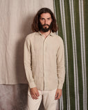 Camisa de lino 100% beige con cuello sport y tapeta de 2cm, dándole importancia a los pequeños detalles.   Camisa hecha en España 100% lino ecológico Patron relajado by Sam Newman Cuello mao Manga con abertura y botones Diego mide 188cm y lleva una talla M