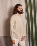 Camisa de lino 100% beige con cuello sport y tapeta de 2cm, dándole importancia a los pequeños detalles.   Camisa hecha en España 100% lino ecológico Patron relajado by Sam Newman Cuello mao Manga con abertura y botones Diego mide 188cm y lleva una talla M