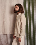 Camisa de lino 100% beige con cuello sport y tapeta de 2cm, dándole importancia a los pequeños detalles.   Camisa hecha en España 100% lino ecológico Patron relajado by Sam Newman Cuello mao Manga con abertura y botones Diego mide 188cm y lleva una talla M