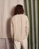 Camisa de lino 100% beige con cuello sport y tapeta de 2cm, dándole importancia a los pequeños detalles.   Camisa hecha en España 100% lino ecológico Patron relajado by Sam Newman Cuello mao Manga con abertura y botones Diego mide 188cm y lleva una talla M