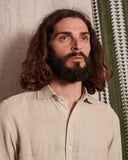 Camisa de lino 100% beige con cuello sport y tapeta de 2cm, dándole importancia a los pequeños detalles.   Camisa hecha en España 100% lino ecológico Patron relajado by Sam Newman Cuello mao Manga con abertura y botones Diego mide 188cm y lleva una talla M
