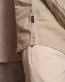Camisa de lino 100% beige con cuello sport y tapeta de 2cm, dándole importancia a los pequeños detalles.   Camisa hecha en España 100% lino ecológico Patron relajado by Sam Newman Cuello mao Manga con abertura y botones Diego mide 188cm y lleva una talla M