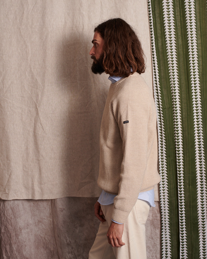 Jersey de patrón atemporal  Punto con tacto soft. Confeccionado en lana (30%) y acrílico (70%) Corte Regular Fit Cuello redondo Manga larga Hecho en España