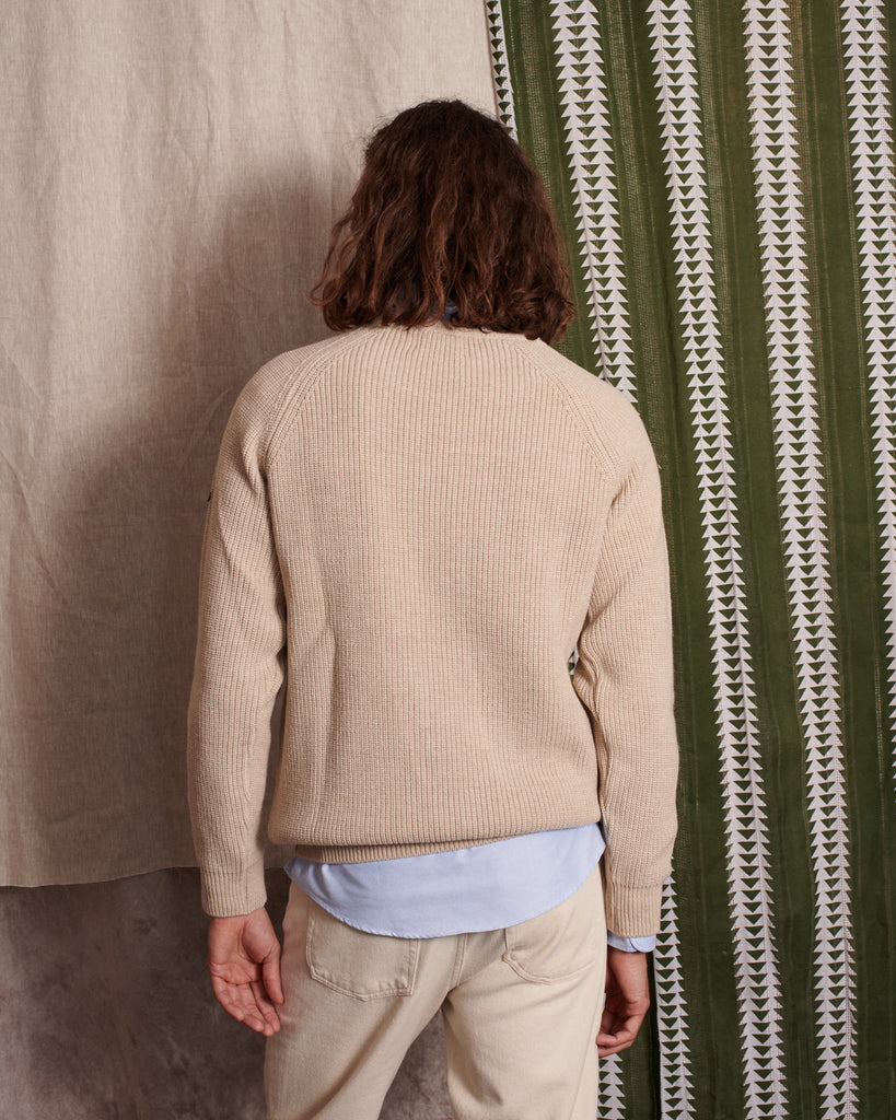 Jersey de patrón atemporal  Punto con tacto soft. Confeccionado en lana (30%) y acrílico (70%) Corte Regular Fit Cuello redondo Manga larga Hecho en España